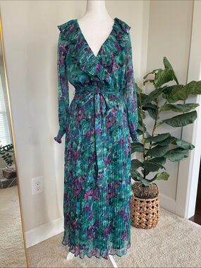 La Maison Talulah Green Floral Pleated Dress
Size medium